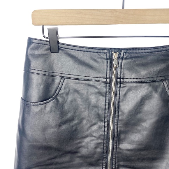F21 black faux leather mini skirt size medium EUC - Picture 2 of 4